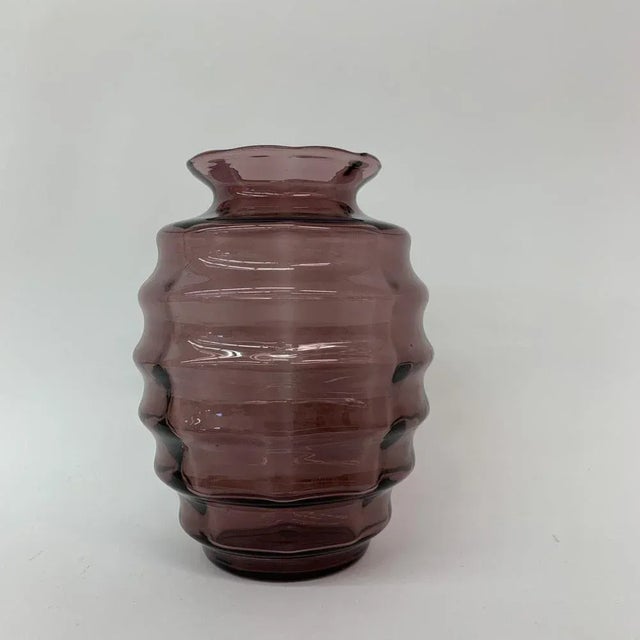 Dimensions: 20,5cm H , 14cm Diameter Condition: Good Material: Glass Manufacturer: Doyen Material: Glass Color: Purple