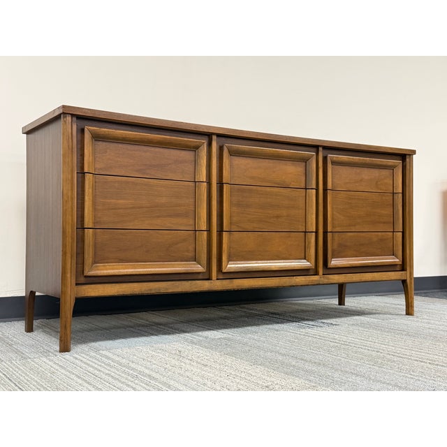 Mid-Century Modern Mid-Century Modern 9-Drawer Walnut Dresser For Sale - Image 3 of 11