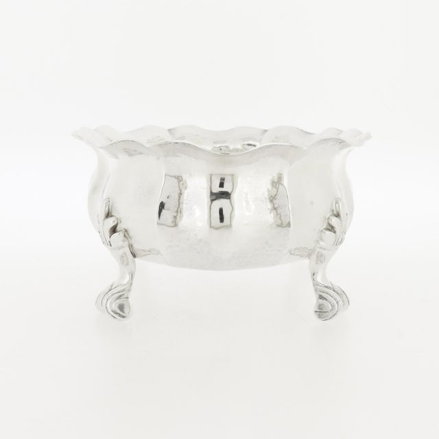 A fine signed, designer Italian silver bowl. By Gianmaria Buccellati. In sterling silver. With 4 applied feet and a...