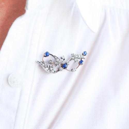 Stunning antique Victorian sapphire and diamond brooch made c.1880. The brooch is made from 9ct gold with a solid silver...