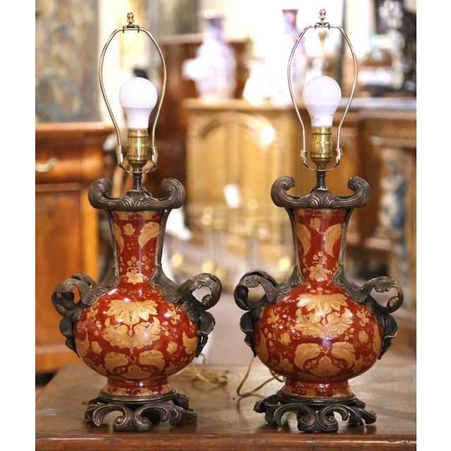 French Pair of Mid-Century French Louis XV Chinese Export Porcelain Bronze Lamps For Sale - Image 3 of 9