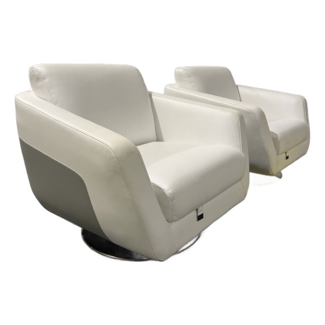 Pair of Zuri Designer Swivel Lounge Chairs – Modern Luxury Seating For Sale