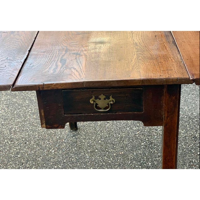 Early 19th Century English Oak Drop-Leaf Gateleg Table With Drawer For Sale - Image 4 of 8