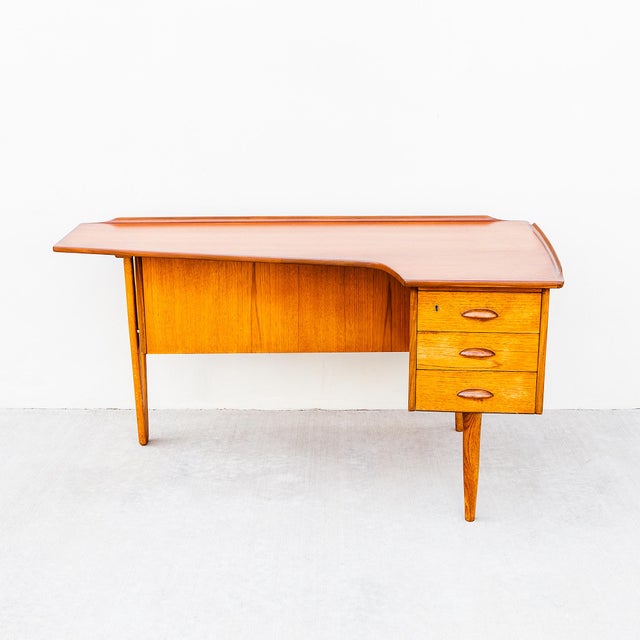 Mid-Century Modern 1950s Danish Modern Teak and Oak Boomerang Desk by Peter Lovig Nielsen, Attributed For Sale - Image 3 of 15
