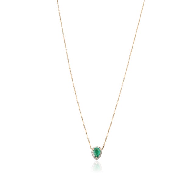 Metal Pear-Shaped Natural Emerald & Diamond Halo Pendant Necklace in 18k Yellow Gold For Sale - Image 7 of 16