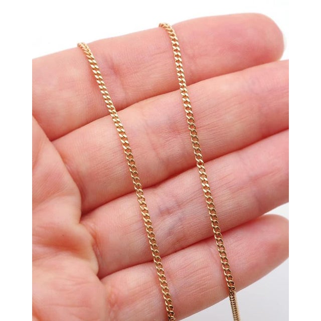Vintage curb chain in 18 karat gold. A French vintage chain composed of classic 1.6 mm curb links, measuring 43.5 cm in...