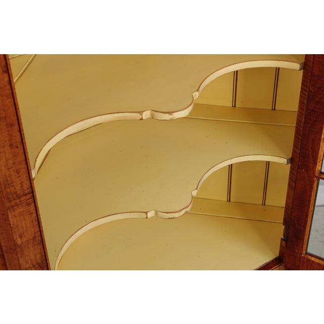 2000 - 2009 David Smith Tiger Maple 2 Piece Country Corner China Cabinet For Sale - Image 5 of 18
