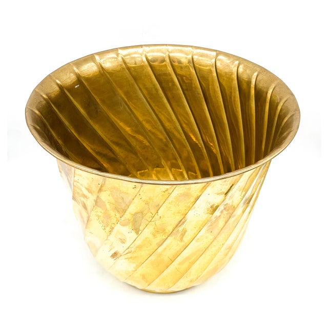 Baker Furniture Company Large Hosley Solid Brass Spiral Jardinière Cachepot – Hollywood Regency / Modern Classic For Sale - Image 4 of 8
