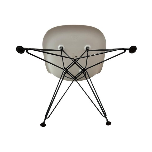 Vitra White DSR Chairs by Charles & Ray Eames for Vitra, 2012, Set of 4 For Sale - Image 4 of 8
