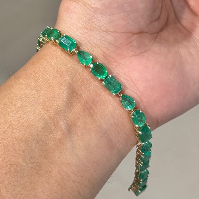 Art Nouveau 19.98ct Mix-Cut Natural Zambian Emerald Statement Bracelet in 14k Yellow Gold For Sale - Image 3 of 17