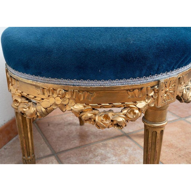 Antique Gilded Pouf with Carvings, 20th Century For Sale - Image 3 of 4