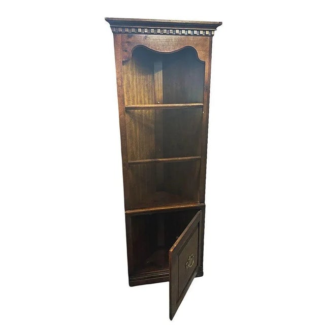 English 1960s Colonial Style 4 Tier Oak Cupboard Corner Display Cabinet W/ Light For Sale - Image 3 of 9