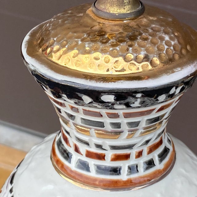 Ivory Mid-Century Modern Incised Ceramic Table Lamp For Sale - Image 8 of 13