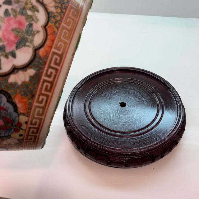 Late 20th Century Famille Rose Chinese Porcelain Ginger Jar With Gold Detailing & Wooden Stand For Sale - Image 9 of 13