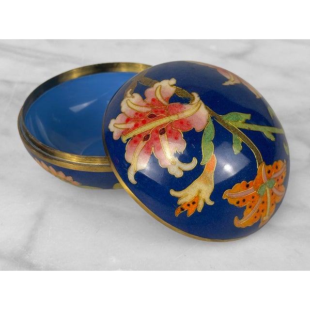 Late 20th Century Vintage Chinese Cloisonne Blue Enamel Floral Round Storage Box For Sale - Image 5 of 8