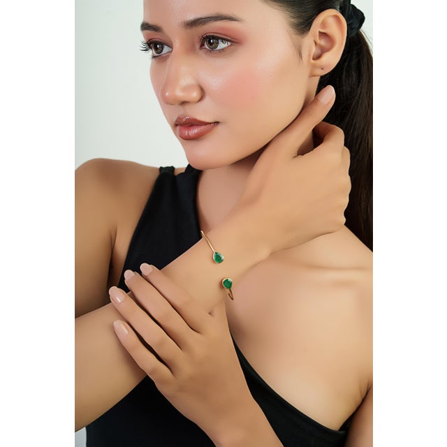 Contemporary 2.58ct Pear Emerald Open Cuff Bangle Bracelet in 14k Yellow Gold For Sale - Image 12 of 17