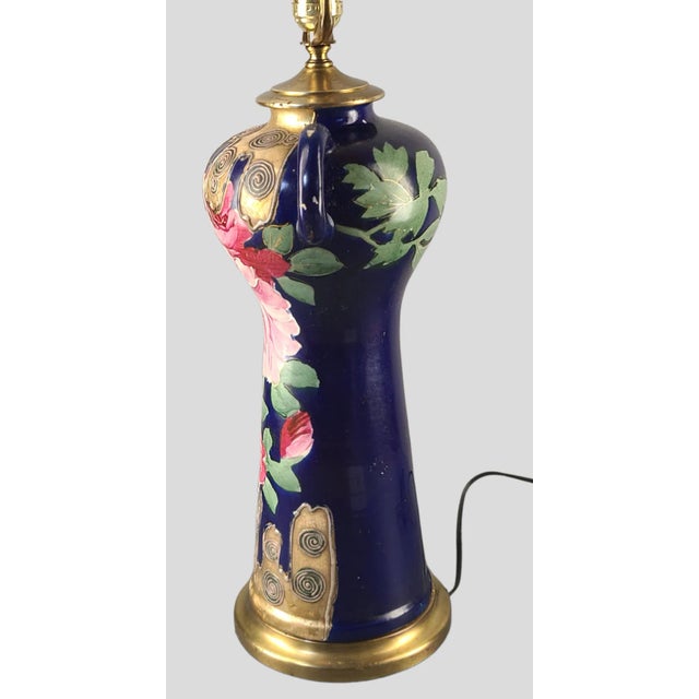 Chinoiserie Early 20th Century Satsuma Royal Blue Hand Painted Romantic Roses Gilded Table Lamp Vase For Sale - Image 3 of 12