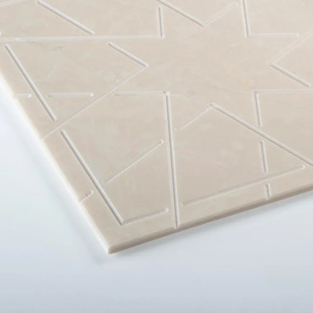 Palace in white marble pearl in square format with satin engraving is a plate - centerpiece that contains, synthetically...