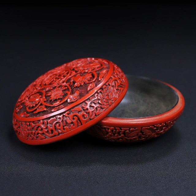 Vintage Chinese Cinnabar Lacquer Round Box – Carved Floral Motif, Jewelry Trinket Box For Sale In Los Angeles - Image 6 of 11
