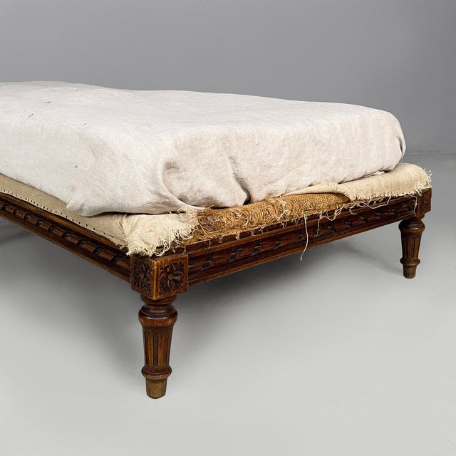 Vintage Italian Daybed in Beige Fabric and Wood, 1900s For Sale - Image 5 of 15