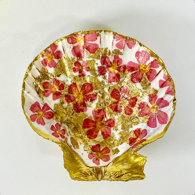 We love this pretty trinket catchall seashell dish. It’s a Folk Art craft piece. The artist has added a floral designed...