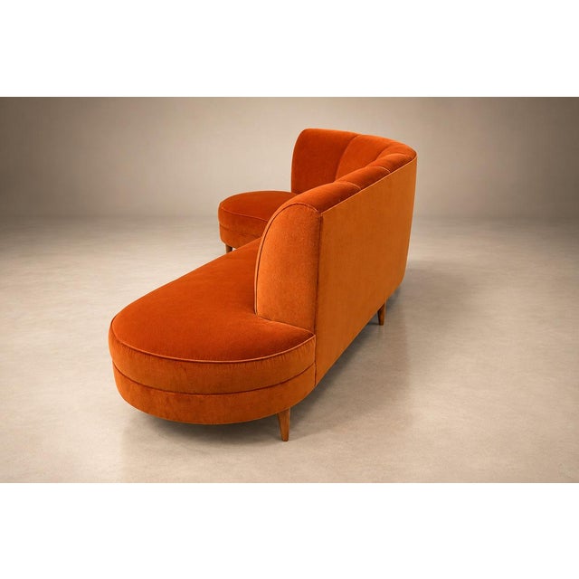 Brazilian Modern Sculptural Curved Sofa in Burnt Sienna Mohair Velvet, Brazil, 1950s For Sale In New York - Image 6 of 18