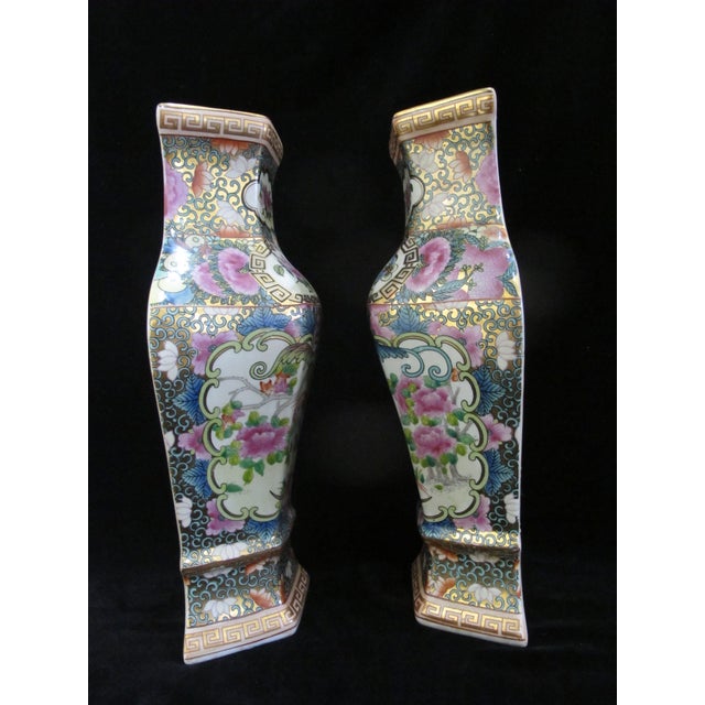 Chinoiserie Chinese Famille Rose Medallion Bird & Flower Design Wall Pocket Vase Pair For Sale - Image 3 of 15