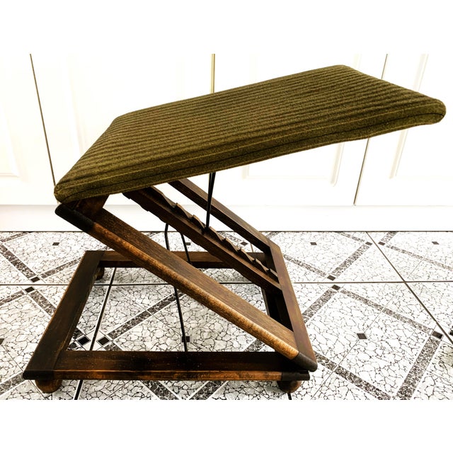 Adjustable footrest from the 1940s. Good original condition, visible in the photos. In my opinion, the sponge was brittle...