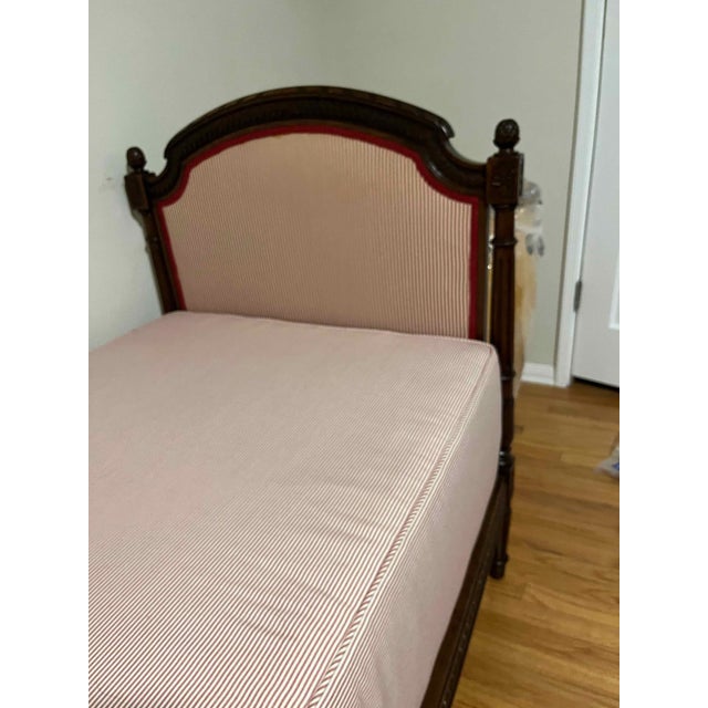 French Authentic Late-18th-Century French Louis XVI Daybed, Professionally Restored and Reupholstered by a French Master Artisan in Los Angeles For Sale - Image 3 of 4