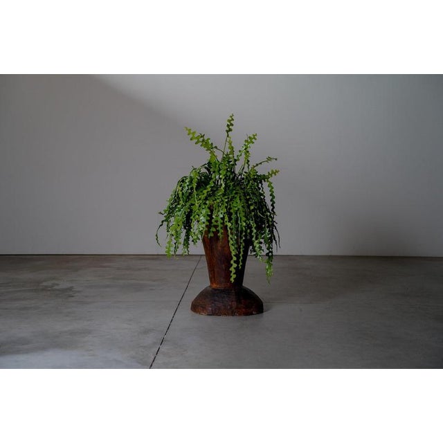 Large planter (without plant) The planter is in good condition with some traces of usage normal to it’s age.