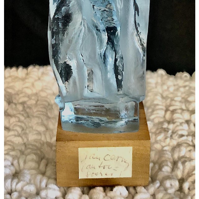Mid-Century Modern Glass Sculpture of a Man Holding a Flag, by Jan Černý For Sale In San Francisco - Image 6 of 6