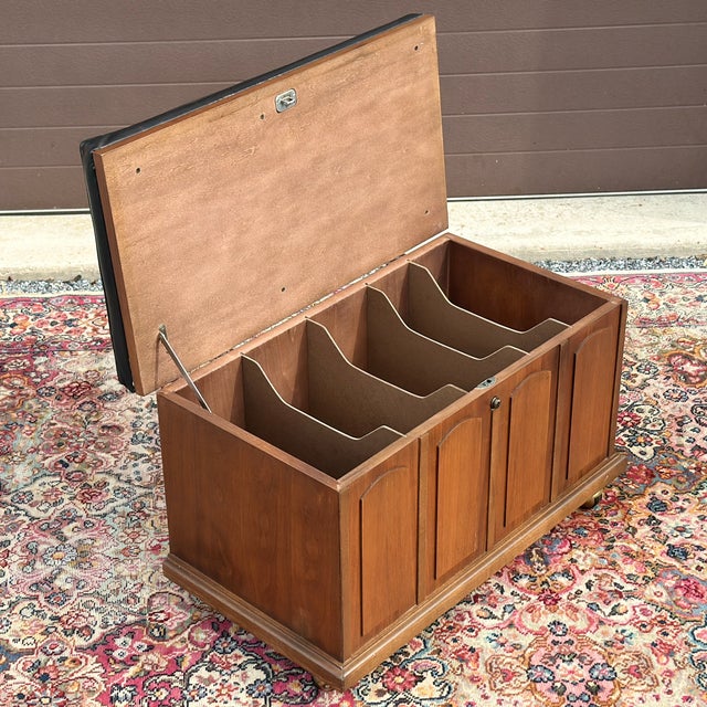 Mid-Century Modern Mid-Century Lane Lp Vinyl Record Storage Bench With Black Upholstered Seat on Casters For Sale - Image 3 of 11