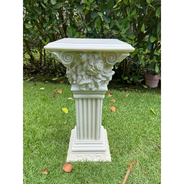 Vintage 28” Faux Alabaster Corinthian Cherub Pedestal For Sale - Image 4 of 9