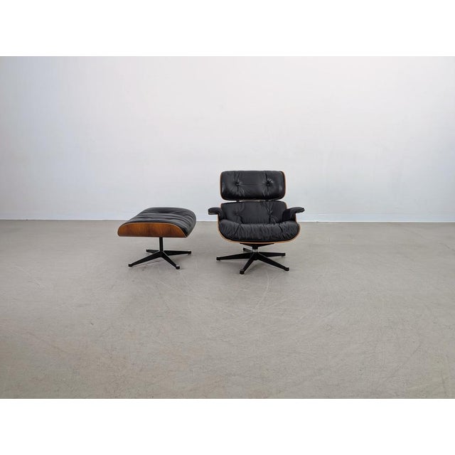 Mid-Century Modern Set of Lounge Chair and Ottoman in Palisander by Charles and Ray Eames for Herman Miller For Sale - Image 3 of 18
