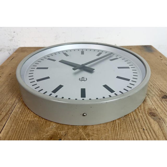 Gray Vintage Industrial Station Wall Clock from TCW, 1960 For Sale - Image 8 of 18