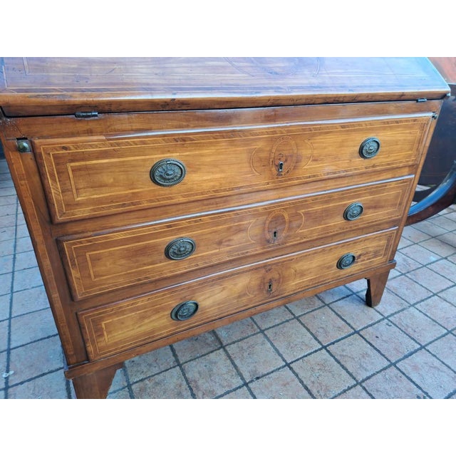Piedmontese Baroque (1720 - 1780) 18th-century Piedmontese cherry wood desk – Baroque, with writing surface Elegant 18th-...