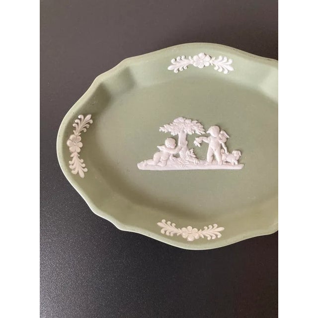 Green Mid 20th Century English Wedgwood Jasperware Sage Green Jewelry Dish With Neoclassical Cherub Design For Sale - Image 8 of 12