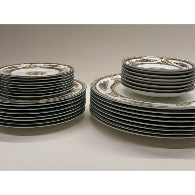 English 1988 Wedgewood Porcelain Hand-Painted W595 "Columbia" Plates - Lot of 32 Pieces For Sale - Image 3 of 10