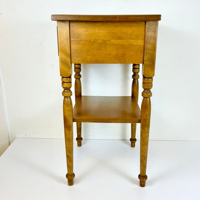 1970s Vintage Ethan Allen Americana Traditional Heirloom Nutmeg Maple Side Table by Baumritter For Sale - Image 10 of 14