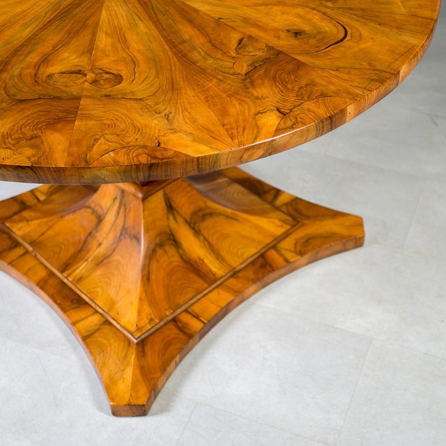 Antique German Biedermeier Round Tilt-Top Table in Walnut, 1800s For Sale - Image 10 of 15