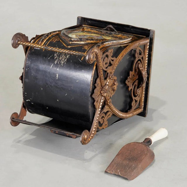 Late 19th Century 19th Century England Victorian Tole and Eglomise Coal Hod Cuddy For Sale - Image 5 of 6