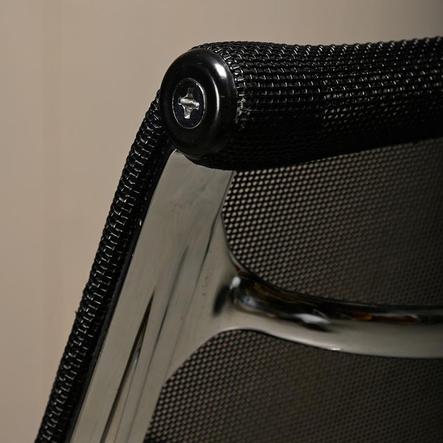 Eames Aluminum Group EA106 Dining Chairs in Black Netweave Mesh by Charles and Ray Eames for Vitra, 2010 For Sale - Image 13 of 18
