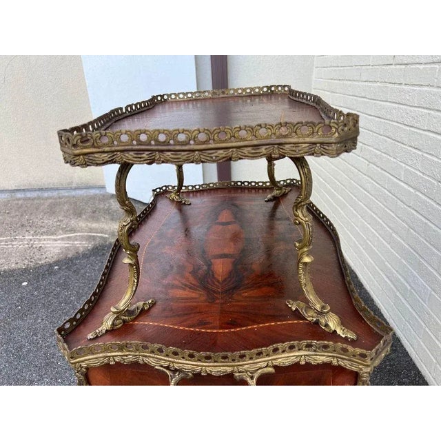 Brown Early 20th Century French Provincial Style Two Tier Brass Kingwood Inlaid Occasional Table. For Sale - Image 8 of 10