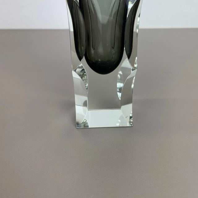 1970s Large Mandruzzato Faceted Glass Sommerso Vase, Murano, Italy 1970s For Sale - Image 5 of 18