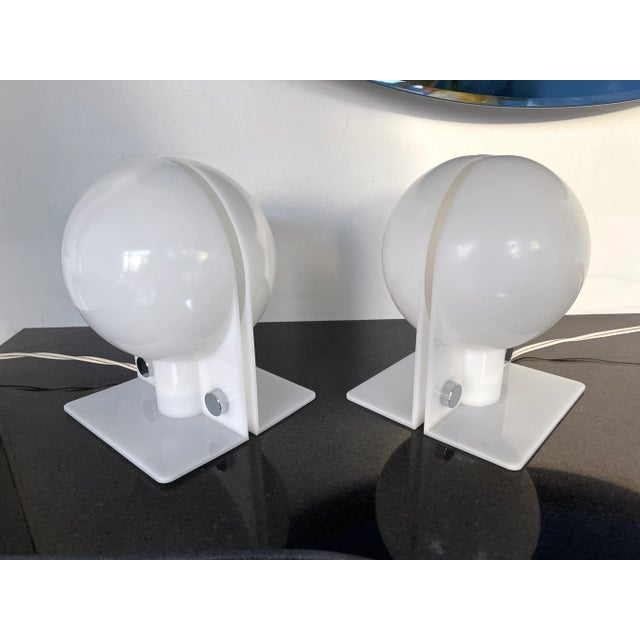 White Pair of Lucite Lamps Sirio by Brazzoni Lampa for Harvey Guzzini. Italy, 1970s For Sale - Image 8 of 13