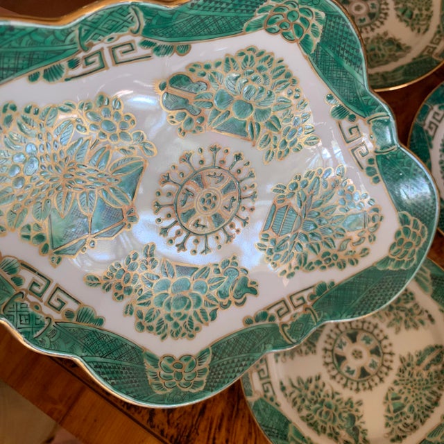 Set of Eight Green Fitzhugh Porcelain Butter Plates Along With a Serving Dish For Sale - Image 12 of 16