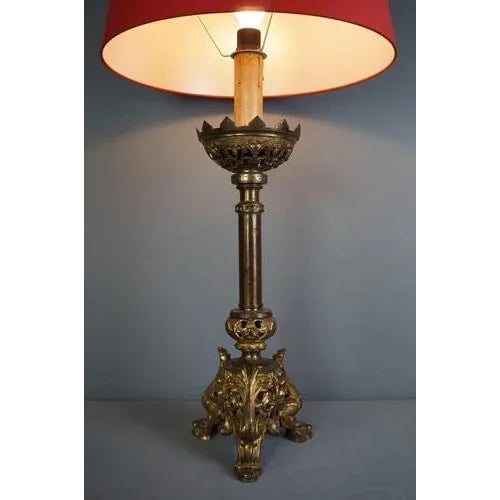 Offered is this beautiful shaped lamp with a chic gold color and an elegant look. This large elegant classic lamp stands...