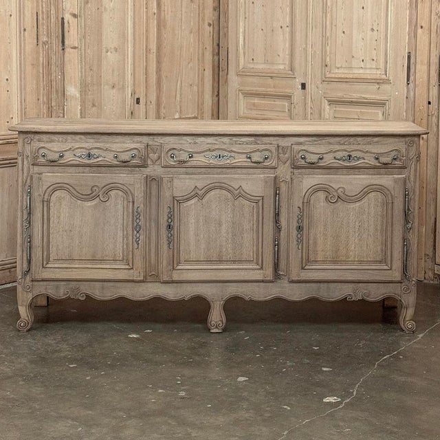 18th Century Country French Louis XV Buffet in Stripped Oak For Sale - Image 4 of 18
