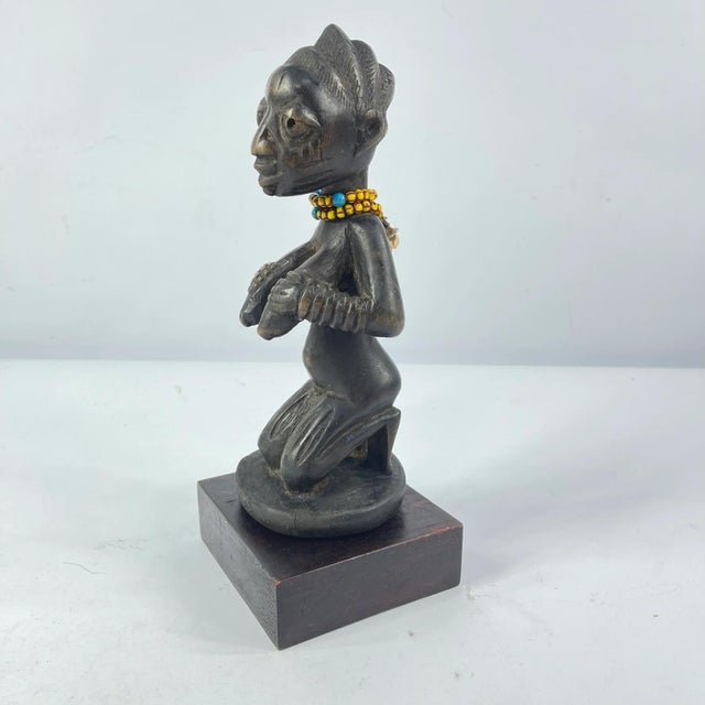 Early 20th Century Yoruba Kneeling Female Figure on Custom Base Nigeria For Sale - Image 4 of 7