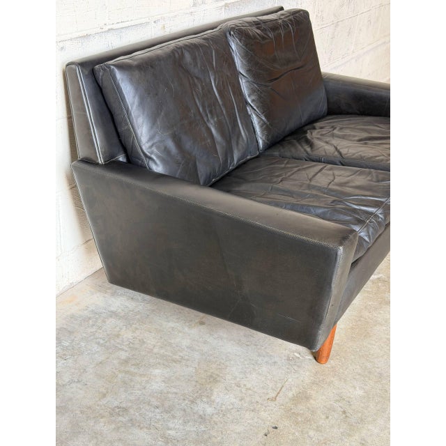 Mid-Century Modern Black Leather Loveseat Mid-Century Modern 1960s For Sale - Image 3 of 11